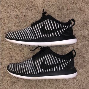 Nike women’s Flyknit Roshe 2 shoes